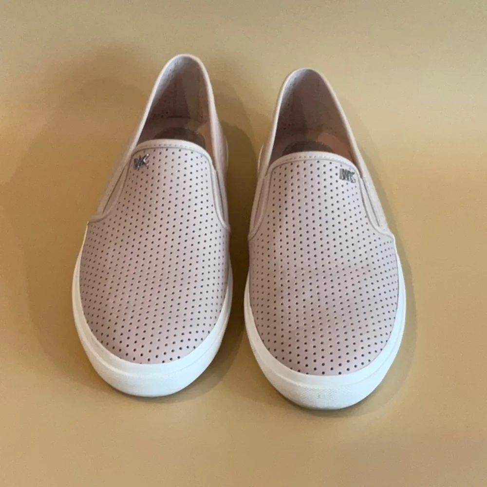 Micheal Micheal Kors woman’s pink perforated sneaker
